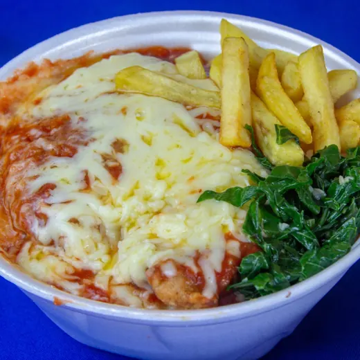 Marmita de parmegiana com couve e fritas