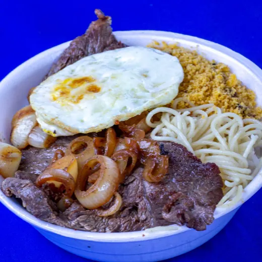Marmita de bife acebolado com ovo, farofa e macarrão