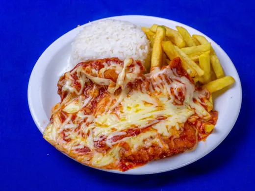Parmegiana de frango ou de bife do Restaurante do Baleia